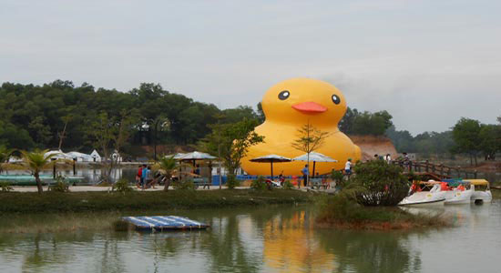 Thăm chú vịt vàng khổng lồ tại Khu du lịch Hồ Nam