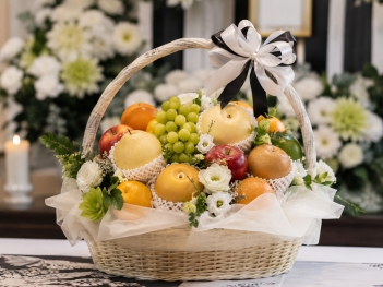 Chọn giỏ trái cây chia buồn như thế nào cho trang trọng