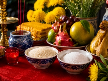 Cúng khai trương có gạo muối không