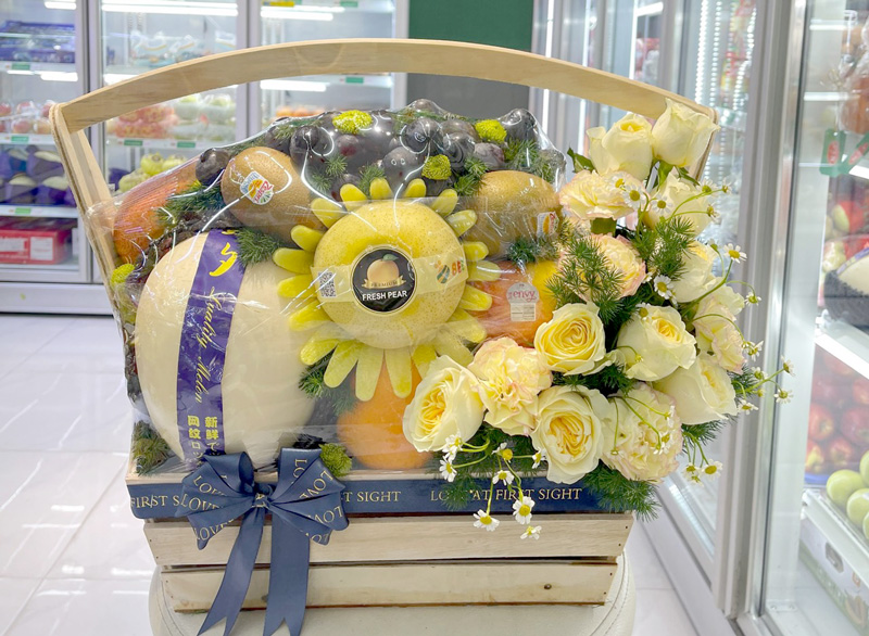 giỏ trái cây chia buồn và vòng hoa đám tang